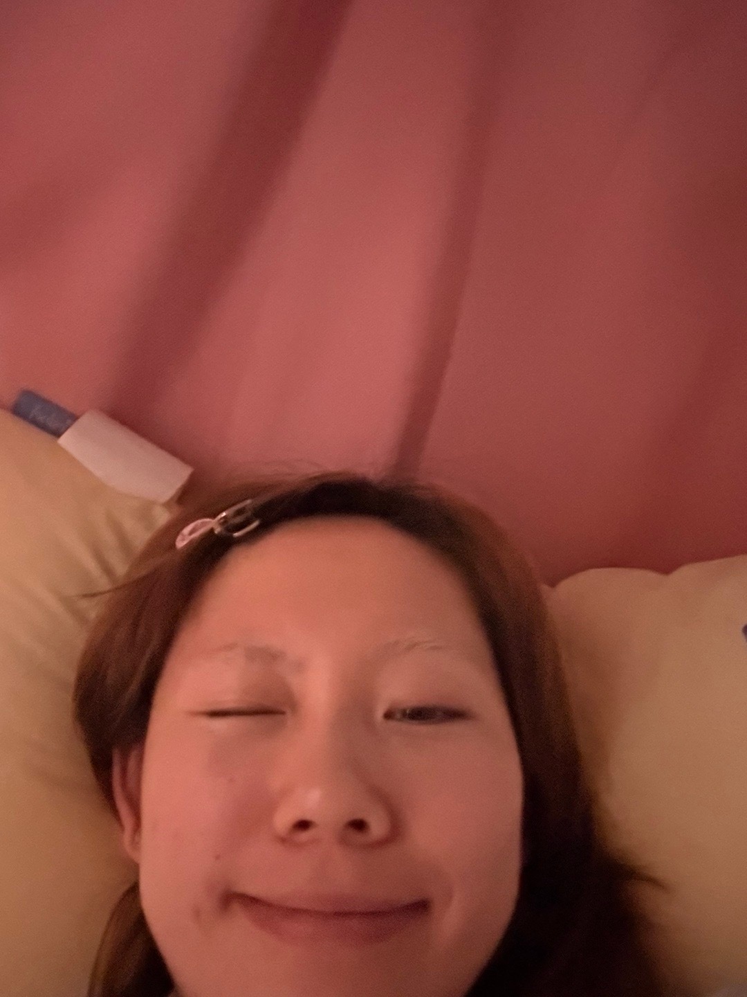 哈喽大家我现在在杜思航床上我今天起来又改了一会论文 吃了个粉面菜蛋！想剪一会视频