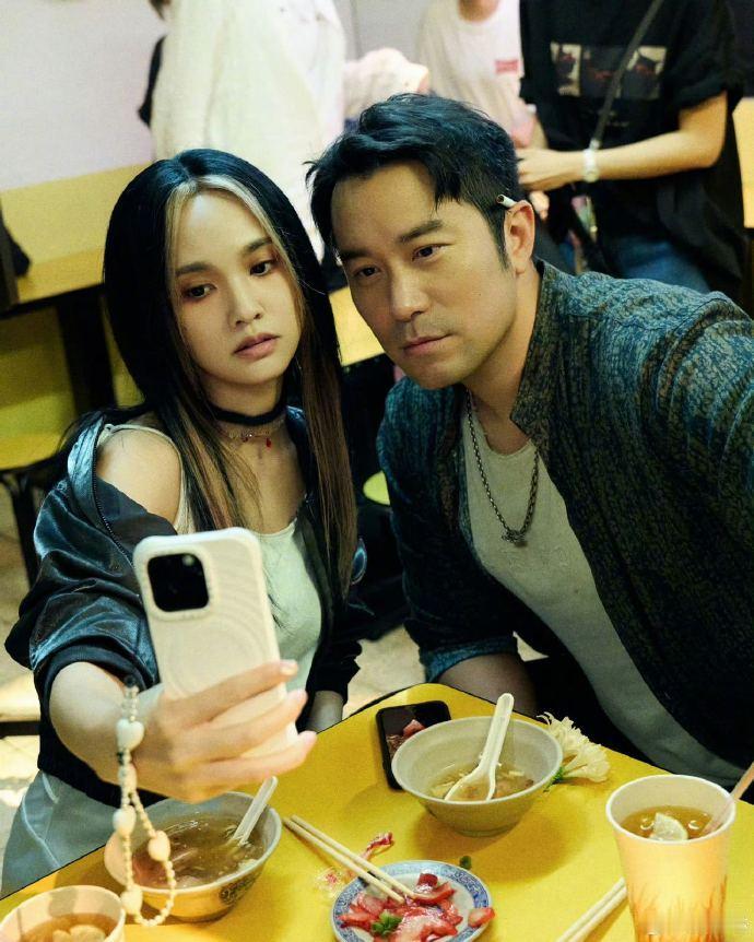 回忆杀是被杨丞琳玩明白了 谁懂啊！杨丞琳新专辑《免疫体》MV里蒋小花和贾思乐合体