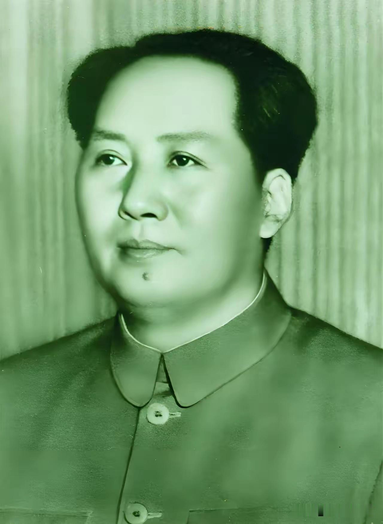 天安门城楼毛泽东第五幅画像（主笔为辛莽）。1950年新中国成立一周年前夕，摄影家