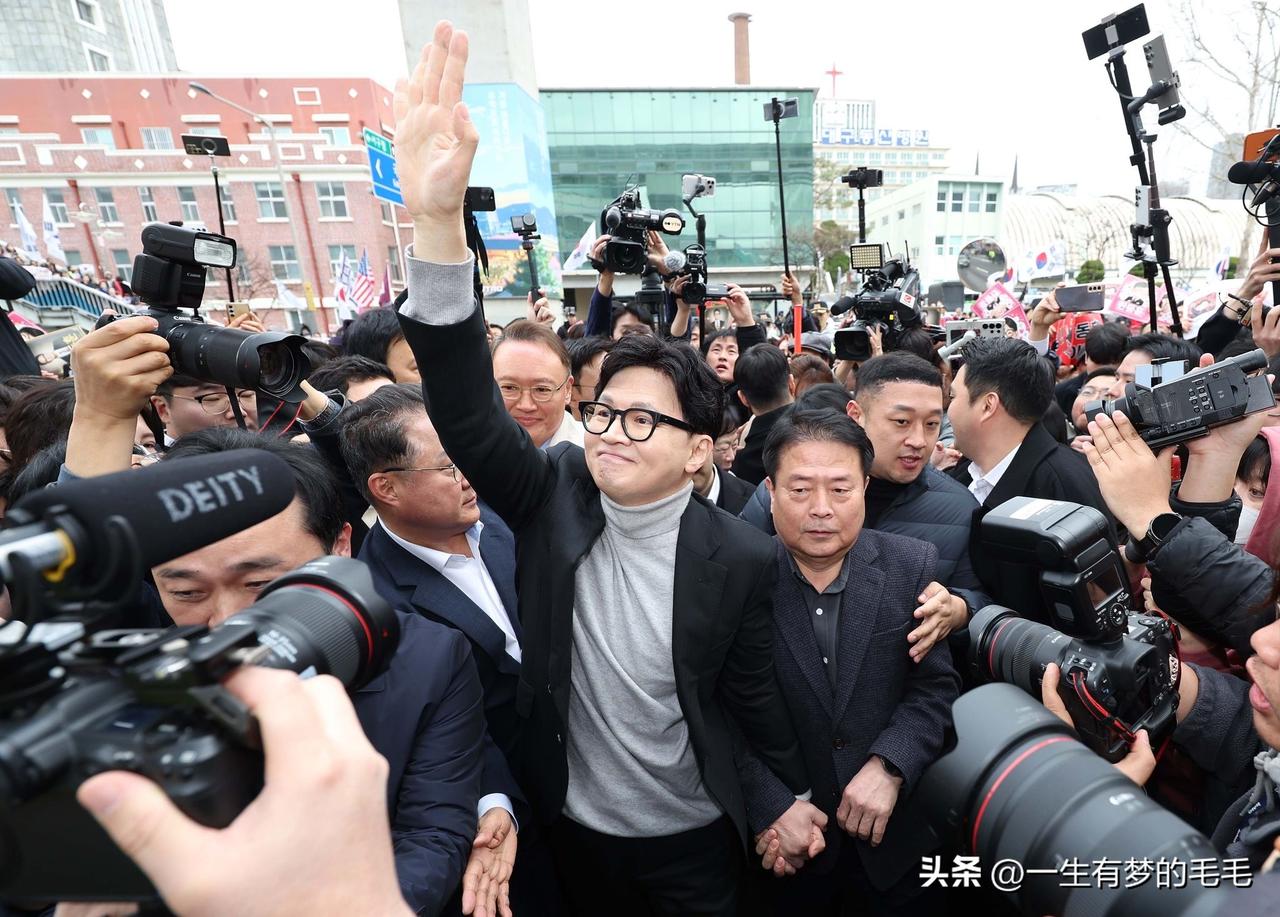 3月3日，韩国国民力量党首尔城北区党协负责人李尚奎向党中央伦理委员会举报了8名亲