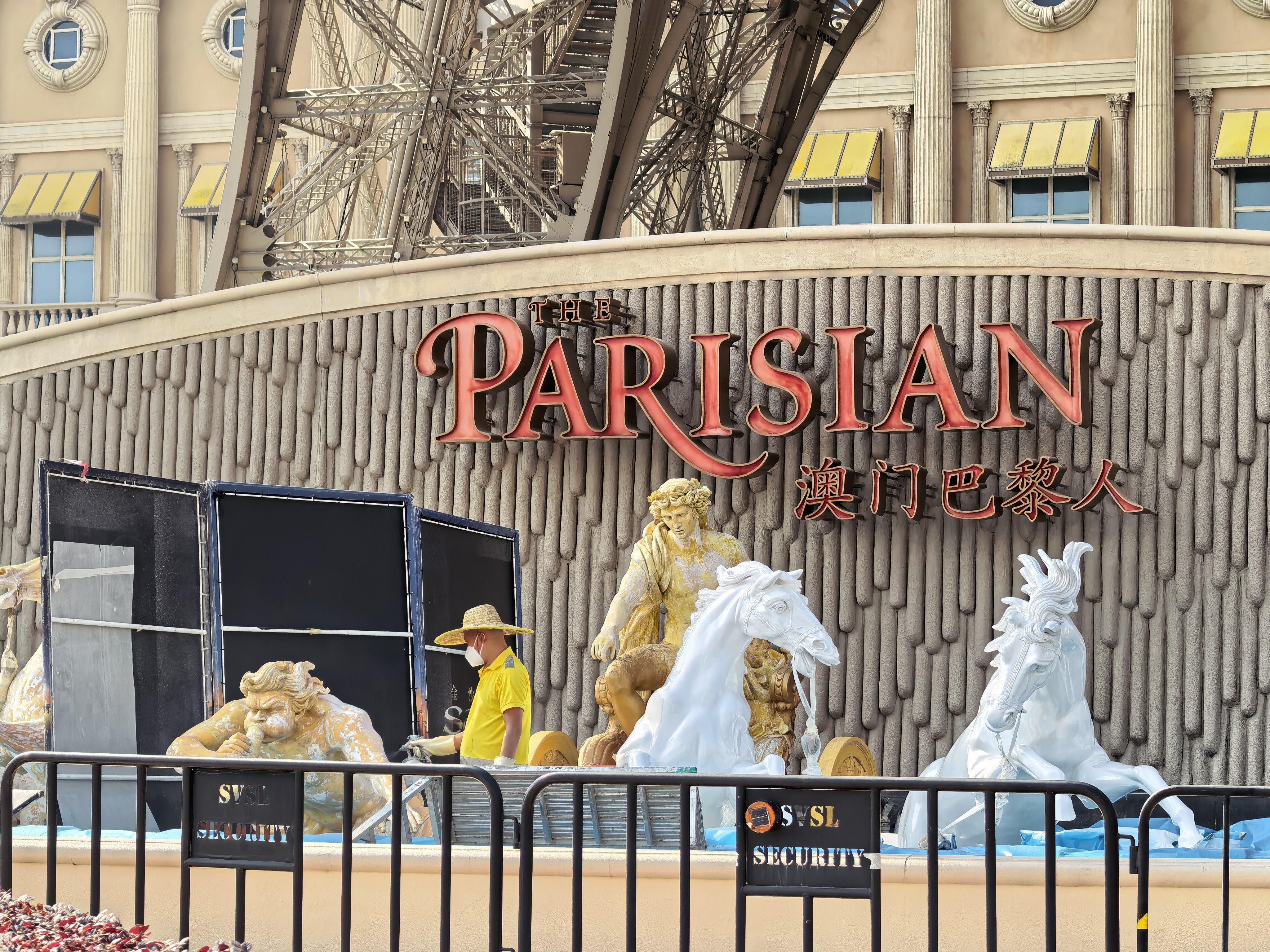 澳门巴黎人 门口的雕塑原来是喷漆翻新的 澳门·澳门巴黎人