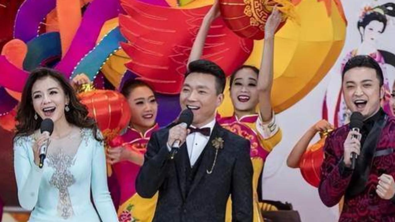 康辉被称为“活字典”，很多偏僻的字，读音、意义他都清清楚楚。这是他从事新闻播报从