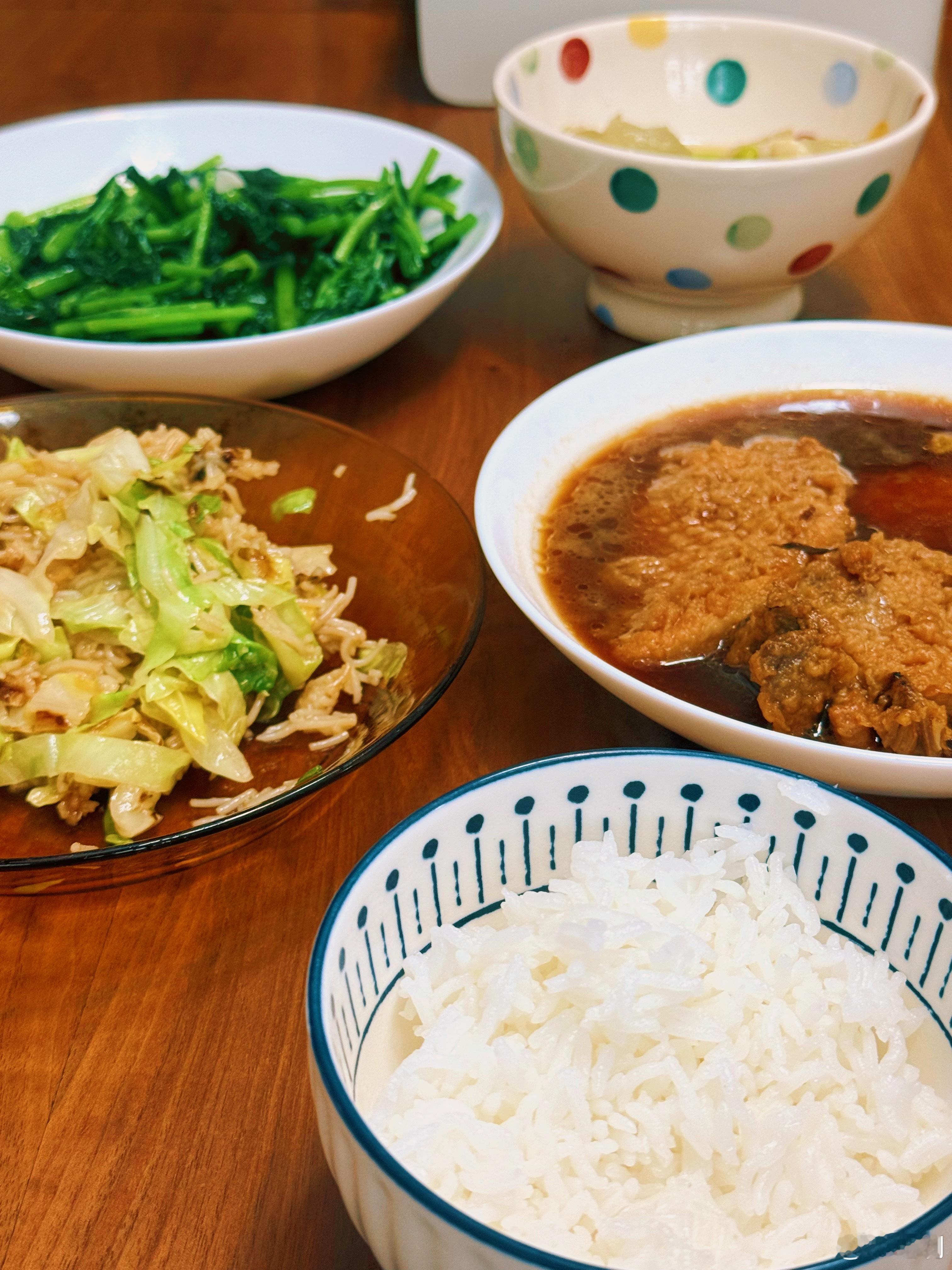 今年夏天第一次我妈吃饭时跟我说：我去给你盛碗饭艾文和妹妹在家的时候，她要分别伺候