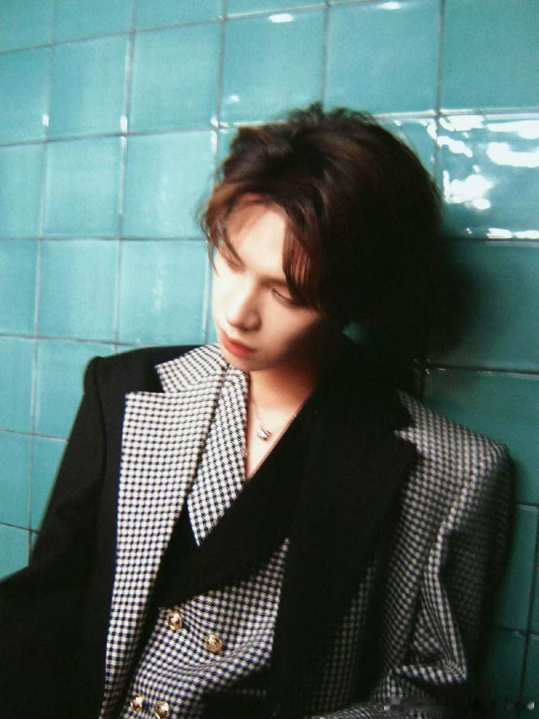 黄明昊国剧盛典格纹西装造型 黄明昊今日造型有～格纹西装好帅！ 