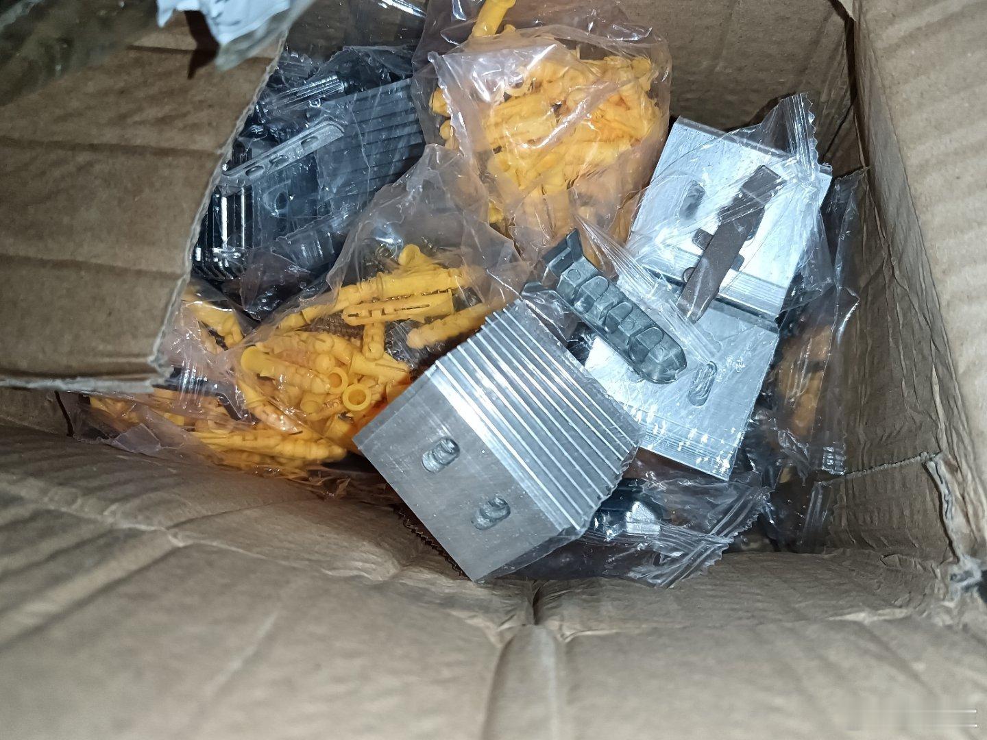 这种铝合金踢脚线，要求腻子和漆刷到底，卖家没写必须刷到底，所以平台给我退了…装修