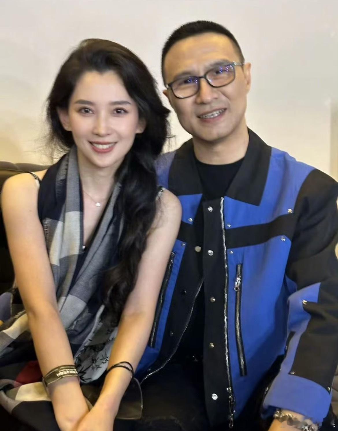汪峰森林北牵手逛街汪峰和森林北牵手逛街，画面温馨又自然。两人穿着低调却藏不住甜蜜