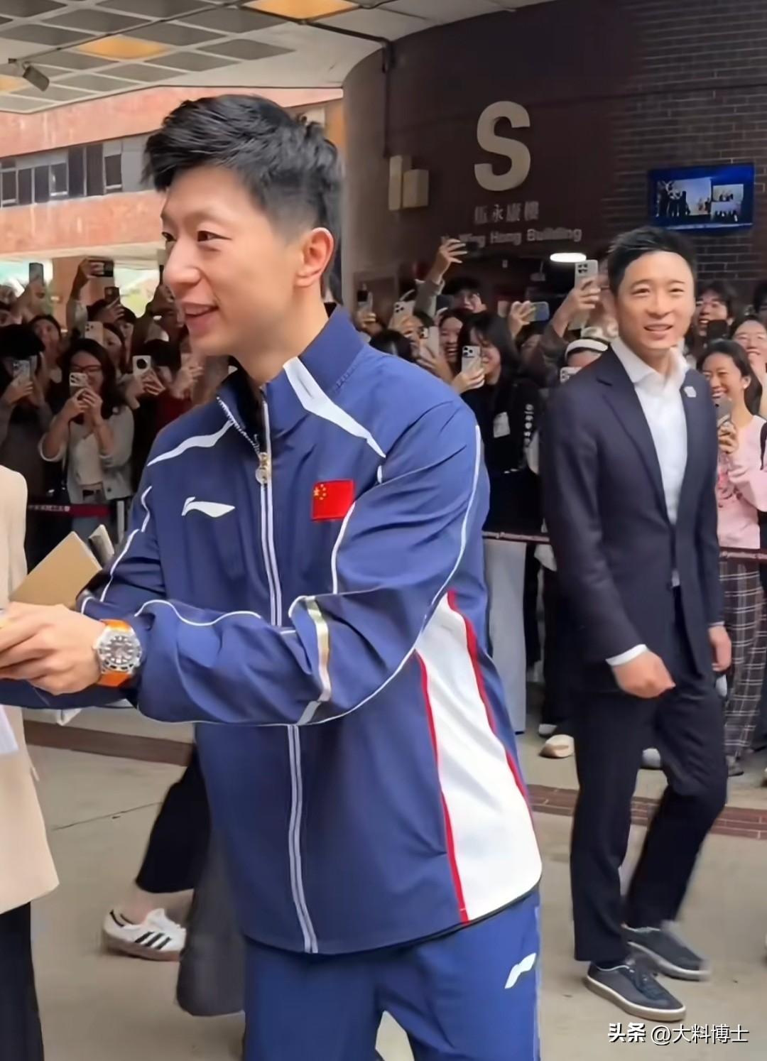 霍启山也来接待马龙了，今天香港理工接待马龙的不仅有霍启刚夫妇，还有霍启山。

大