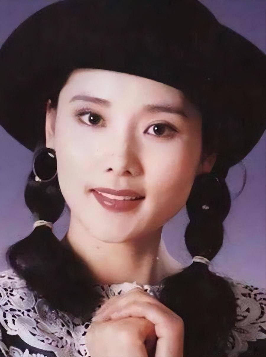 何赛飞不仅演技精湛，还是贤妻良母，在家淘米做饭、打扫卫生。真的难以想象，舞台上光