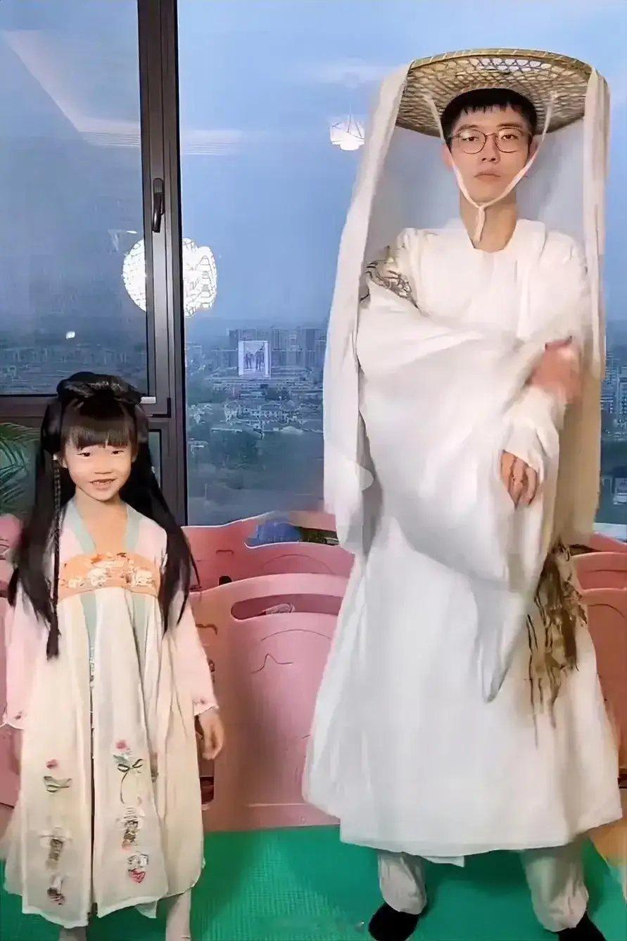 麦琳退掉的汉服李行亮i和女儿佑儿汉服合照，李行亮这造型像是一位侠客，佑儿这汉服造