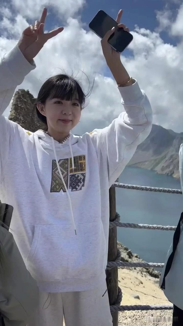 在辽宁被路人撞掉手机的女生是一位网红，每个视频开头就是问：“你好，是男的吗？”然