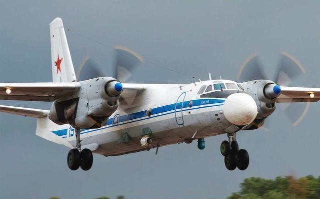 1982年，一女飞行员驾驶运输机从张家口机场起飞，当飞机爬到700米高空时，一架