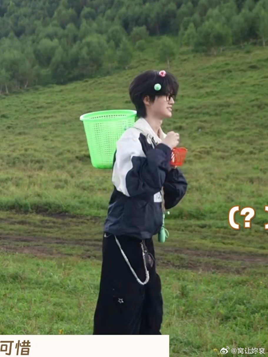 我家孩子真棒 玩游戏的同时还整两个小发卡在头上 ​​​