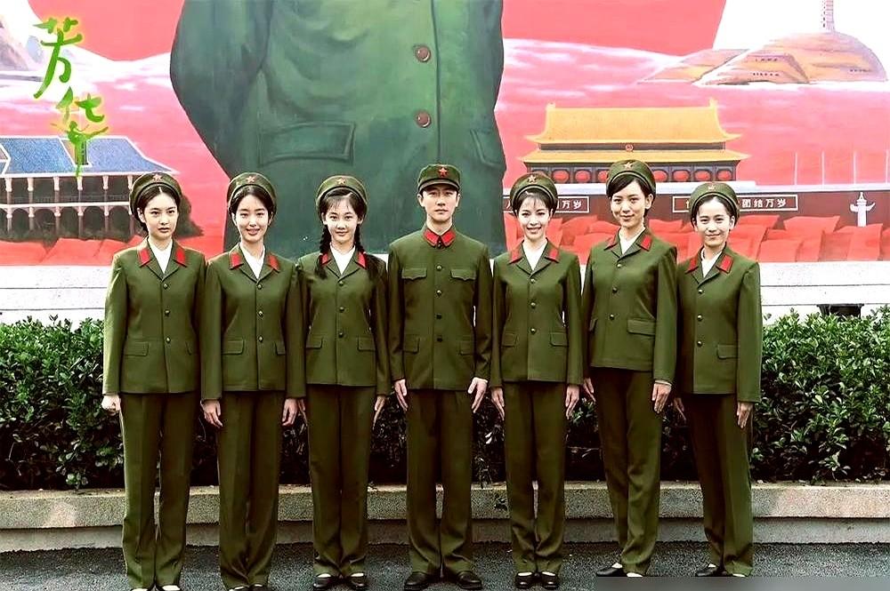 大导演选角，从来不靠温柔教学。

冯小刚当年拍《芳华》，从6000多素颜女孩里一