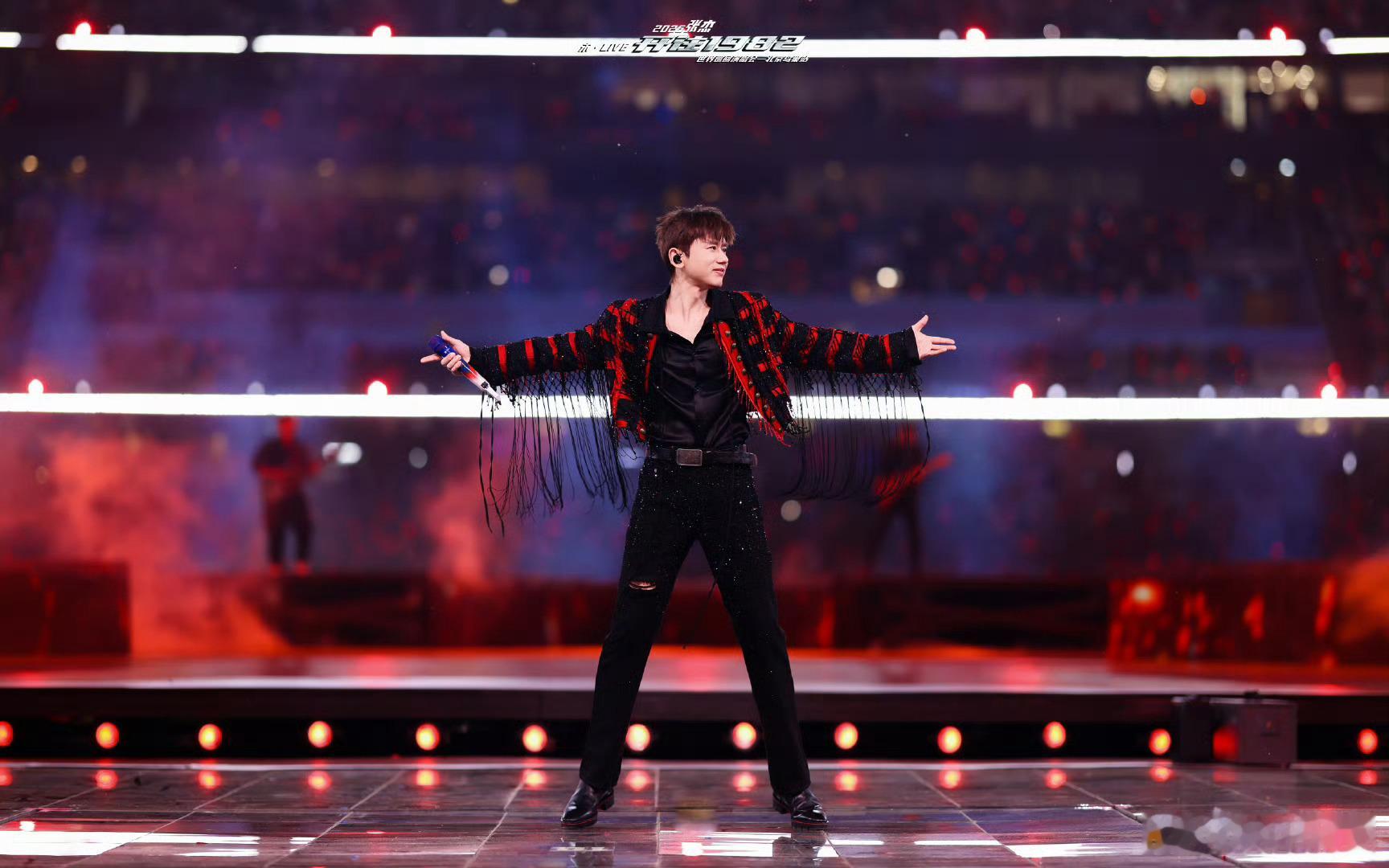 张杰给鸟巢造了星空顶谁懂啊!张杰鸟巢演唱会直接把星空搬进来了✨唱到动情处，漫天星