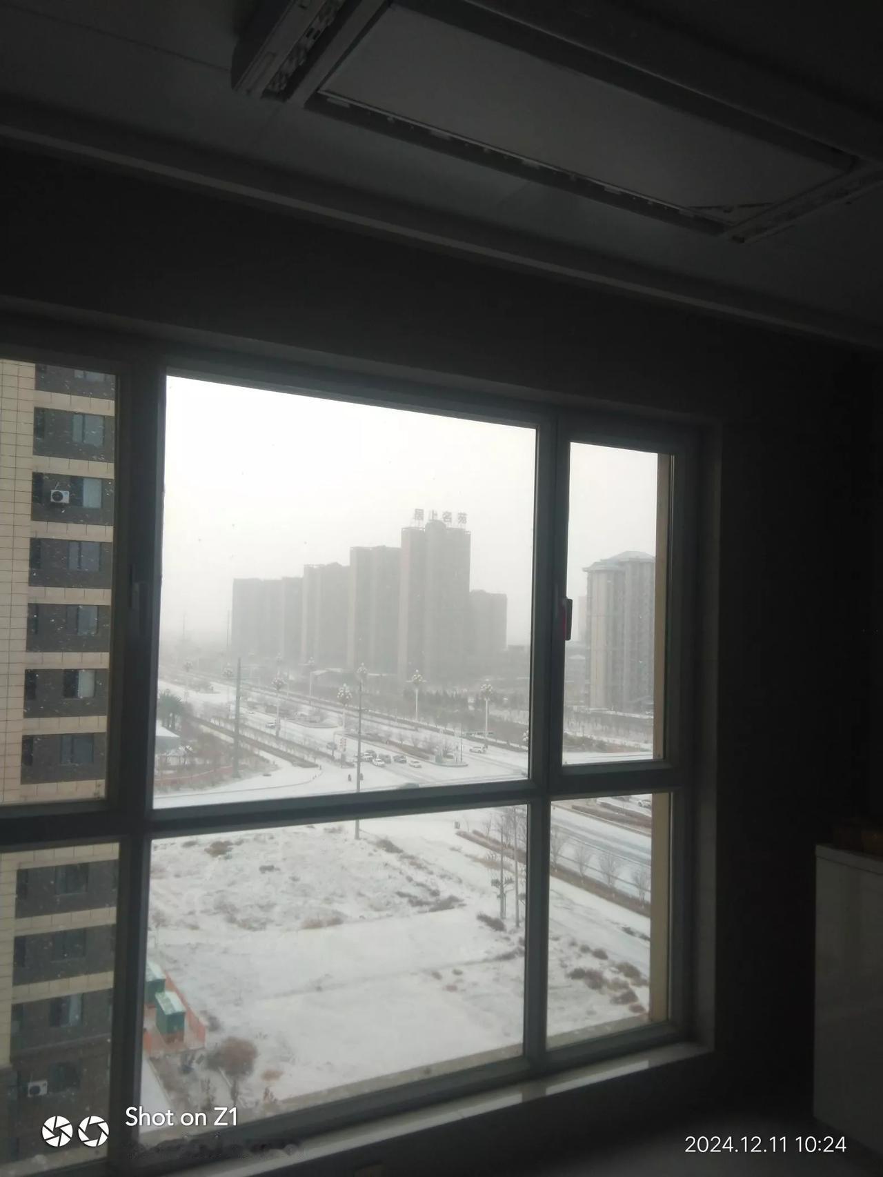 雪中独立望，楼阁隐烟霞。