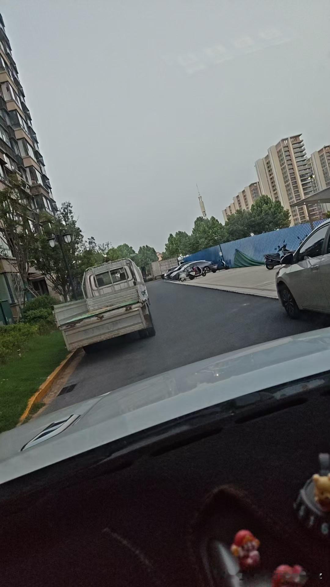 今天是金碧物业走后的第256天，大明物业的第164天。

物业除了要钱啥用都没有