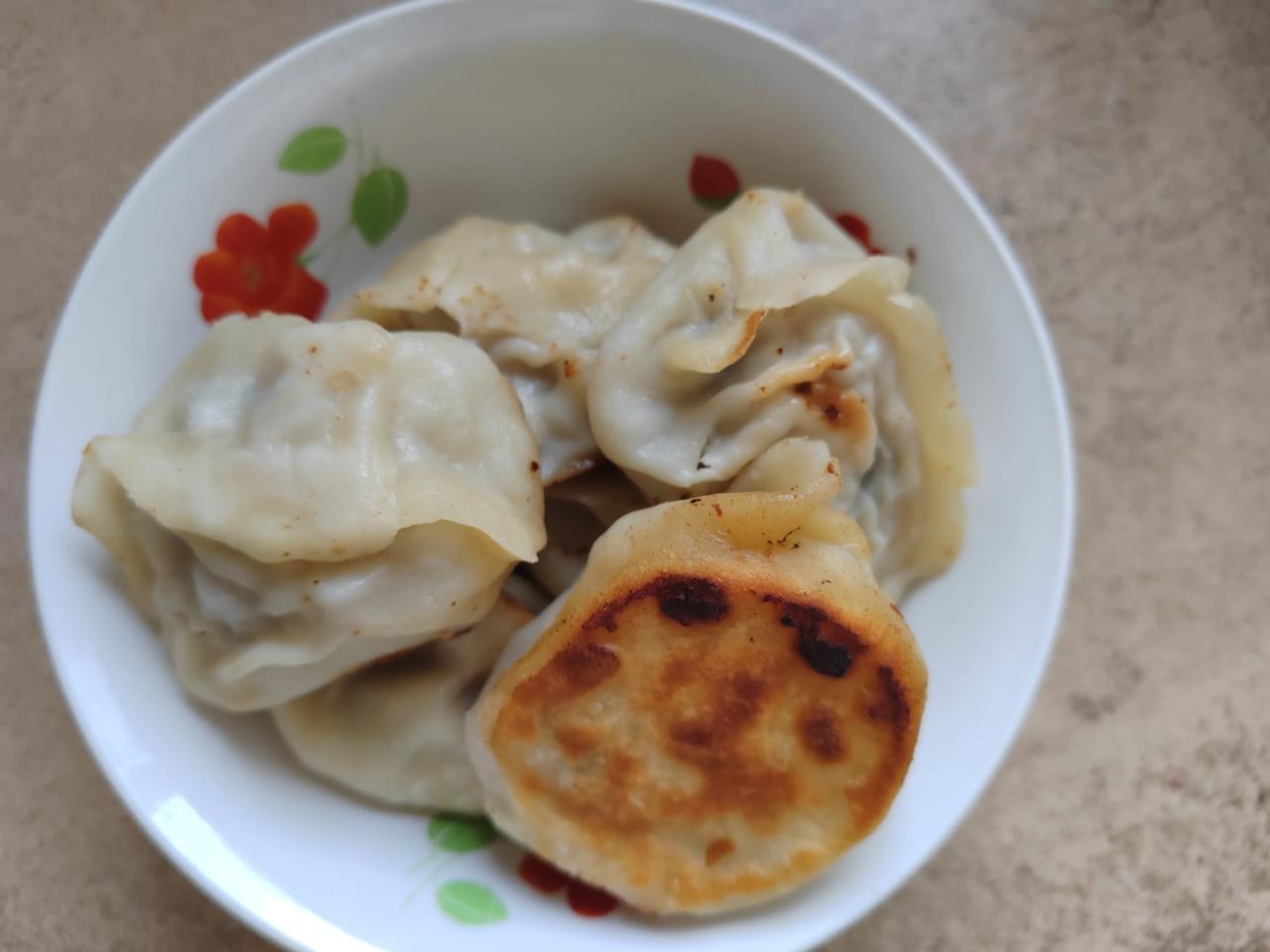 你们平时都包什么馅儿的饺子? 我家最喜爱吃的食物当属饺子了。冬季时，我们喜欢用大