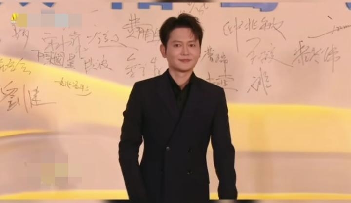 哈哈，孟鹤堂回老家参加哈尔滨太阳岛电影节，也是很自豪的说“我也是东北那嘎得走出来