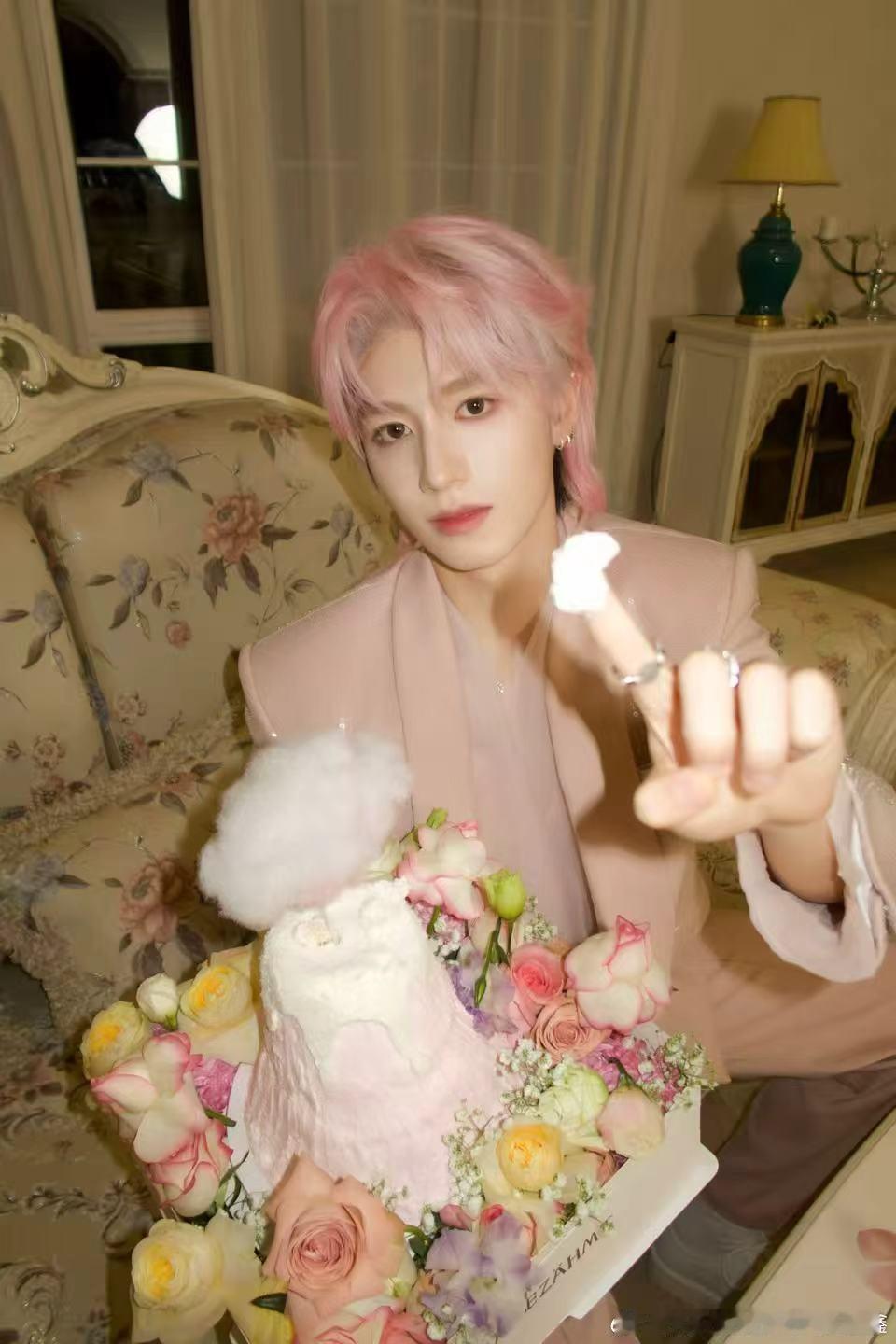 朱志鑫生日会应援朱志鑫生日会应援来了，精心布置的花墙和花束，还有最喜欢的向日葵，