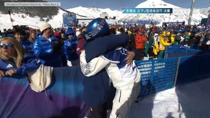 【谷爱凌场边与母亲拥抱】 谷爱凌第二滑94.00分暂居第一！谷爱凌到场边与母亲拥