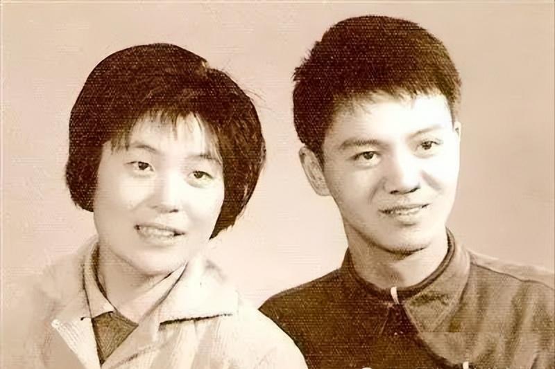 1979年，知青戴建国不顾家人的反对，硬娶痴傻的程玉风为妻。新婚夜，正当戴建国流