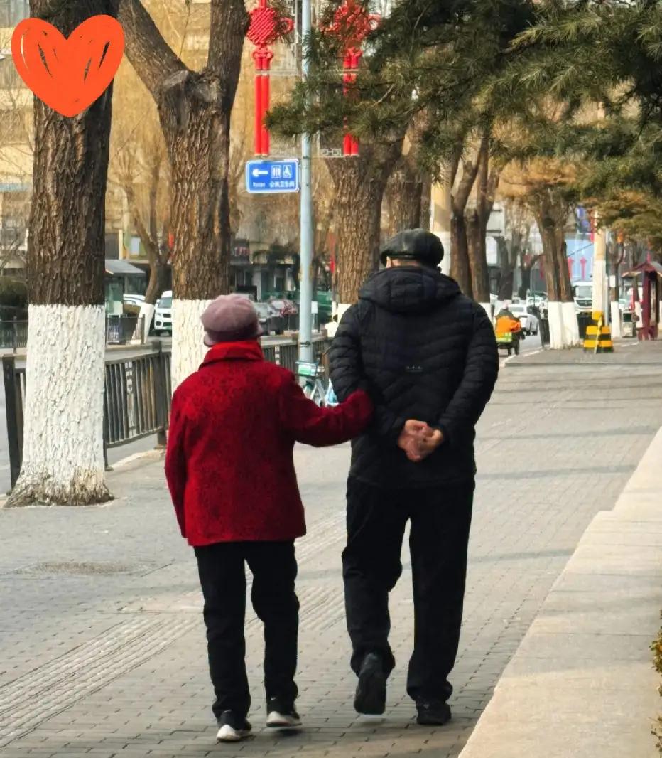 感恩之心，健康之道——民间故事里的智慧与幽默

在遥远的乡间，有一位白发苍苍的老