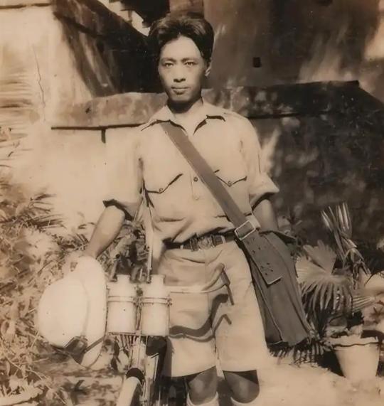 ·1933年，希特勒亲自接见了一位推着破旧自行车的中国青年，并在他的纪念册上郑重