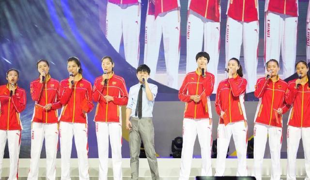 哇噻，第一次见到女排姑娘手执国旗与麦克风一字排开地在舞台上与张杰一起纵情高歌哈！