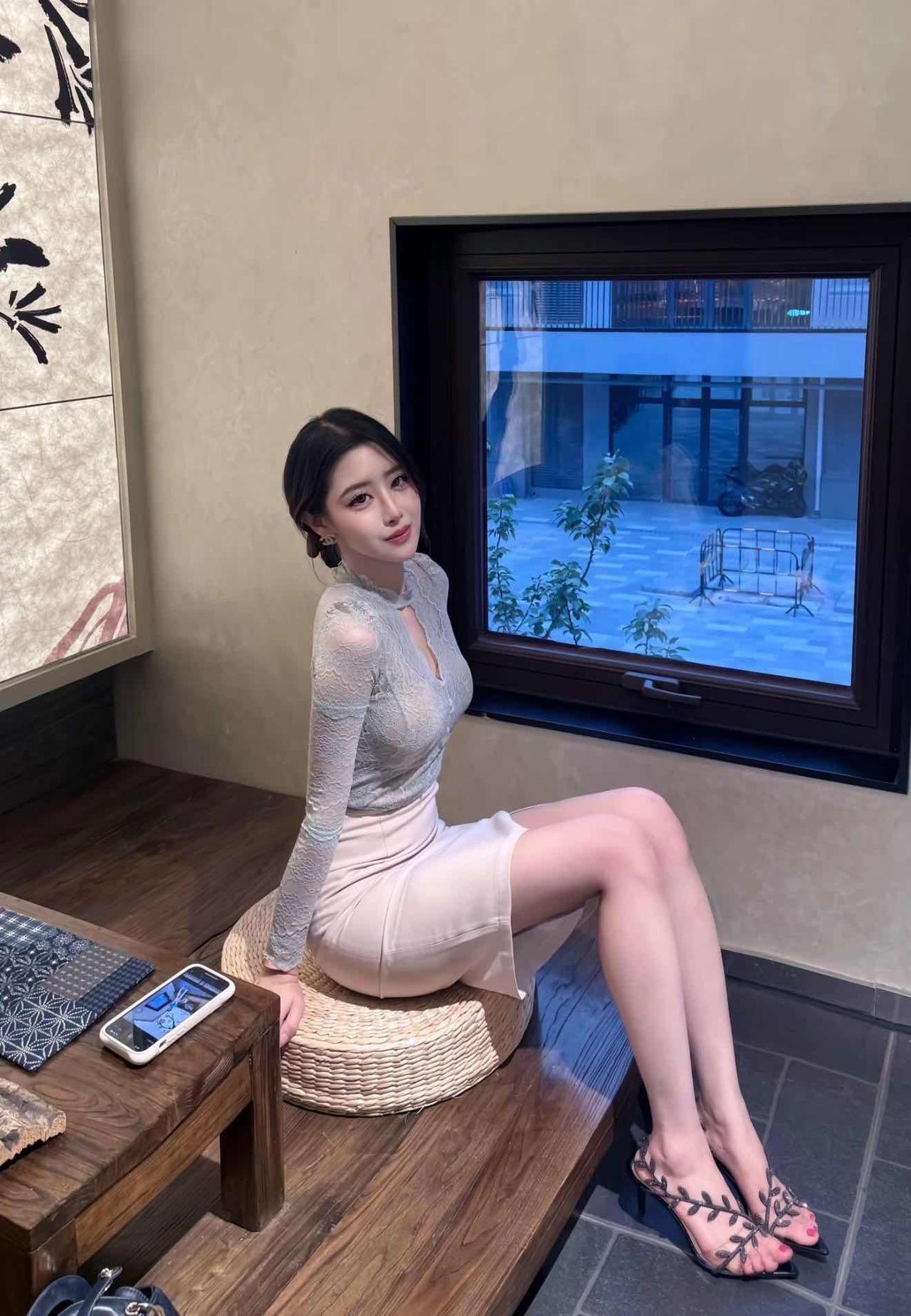 窗明几净，静待佳人。