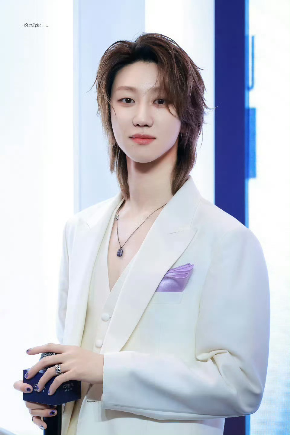 徐明浩今日出席巴黎欧莱雅品牌直播&见面会，身着一袭白色西服套装内搭V领尖角马甲亮