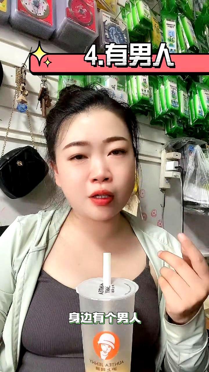 深夜散场时，手机亮得刺眼，酒盏里翻出一串欲望清单：给前任发讯息，逮个男人就想亲，