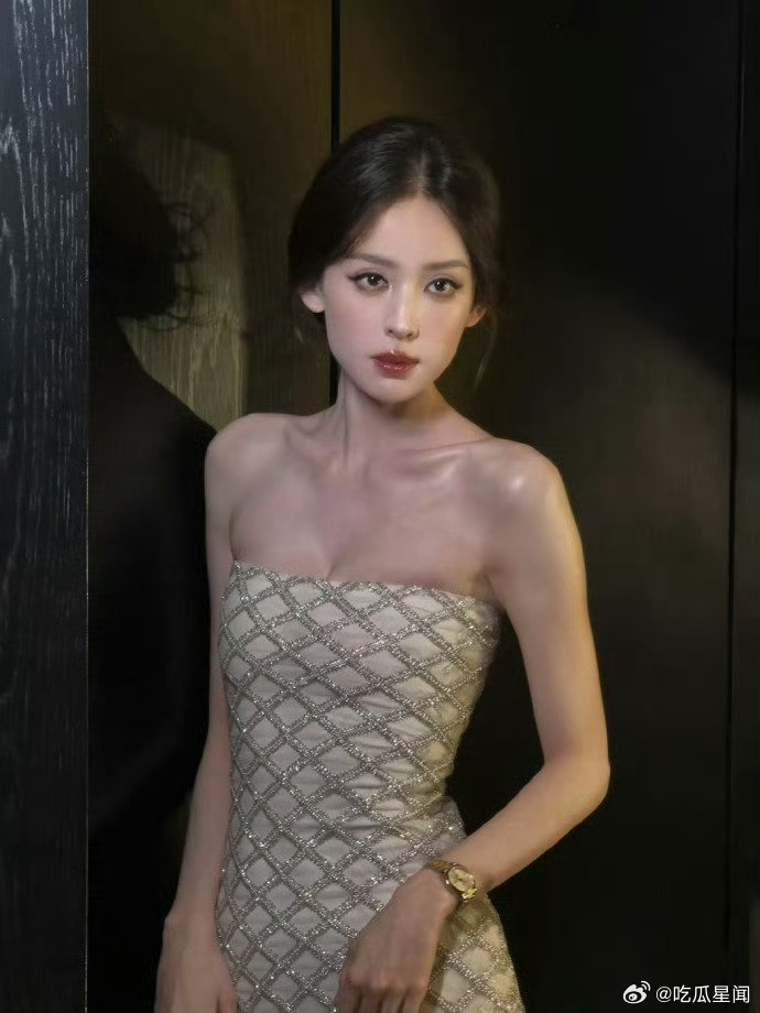 娜扎像是一条发光的美人鱼不用过多修饰，她就是行走的发光体。娜扎的美人鱼造型，靠温