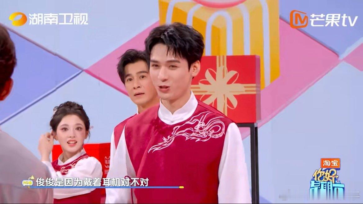 龚俊reaction自己唱歌太有节目了龚俊再唱亲吻鲨鱼 笑到打鸣！龚俊看自己唱歌