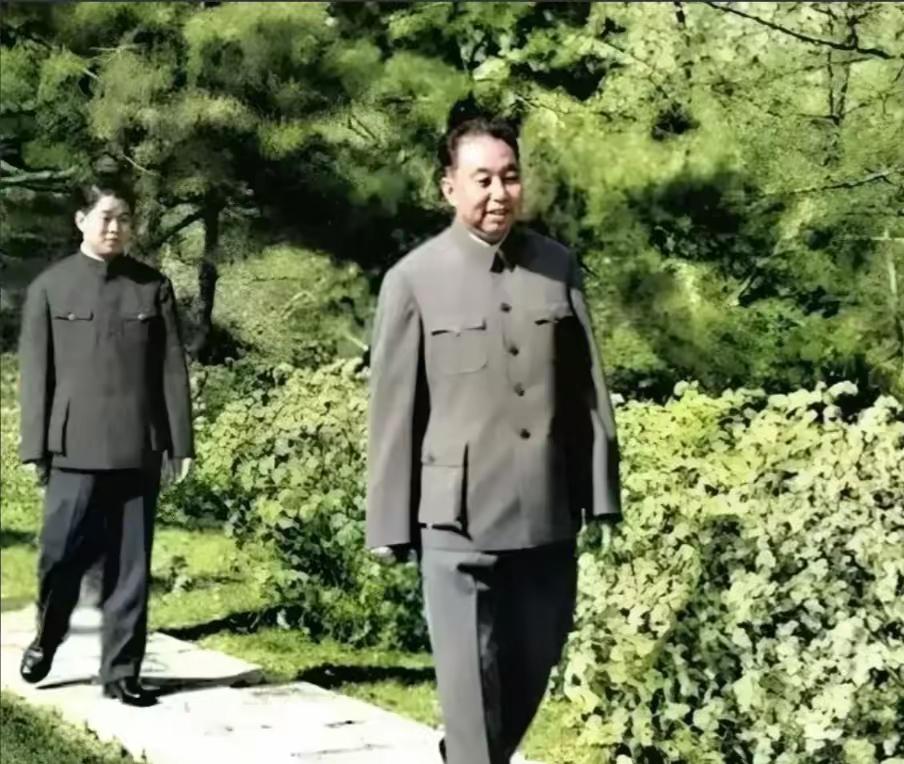 华国锋主席与秘书曹万贵：四十年相伴，一段质朴深情的岁月
 
在历史长河里，领袖与