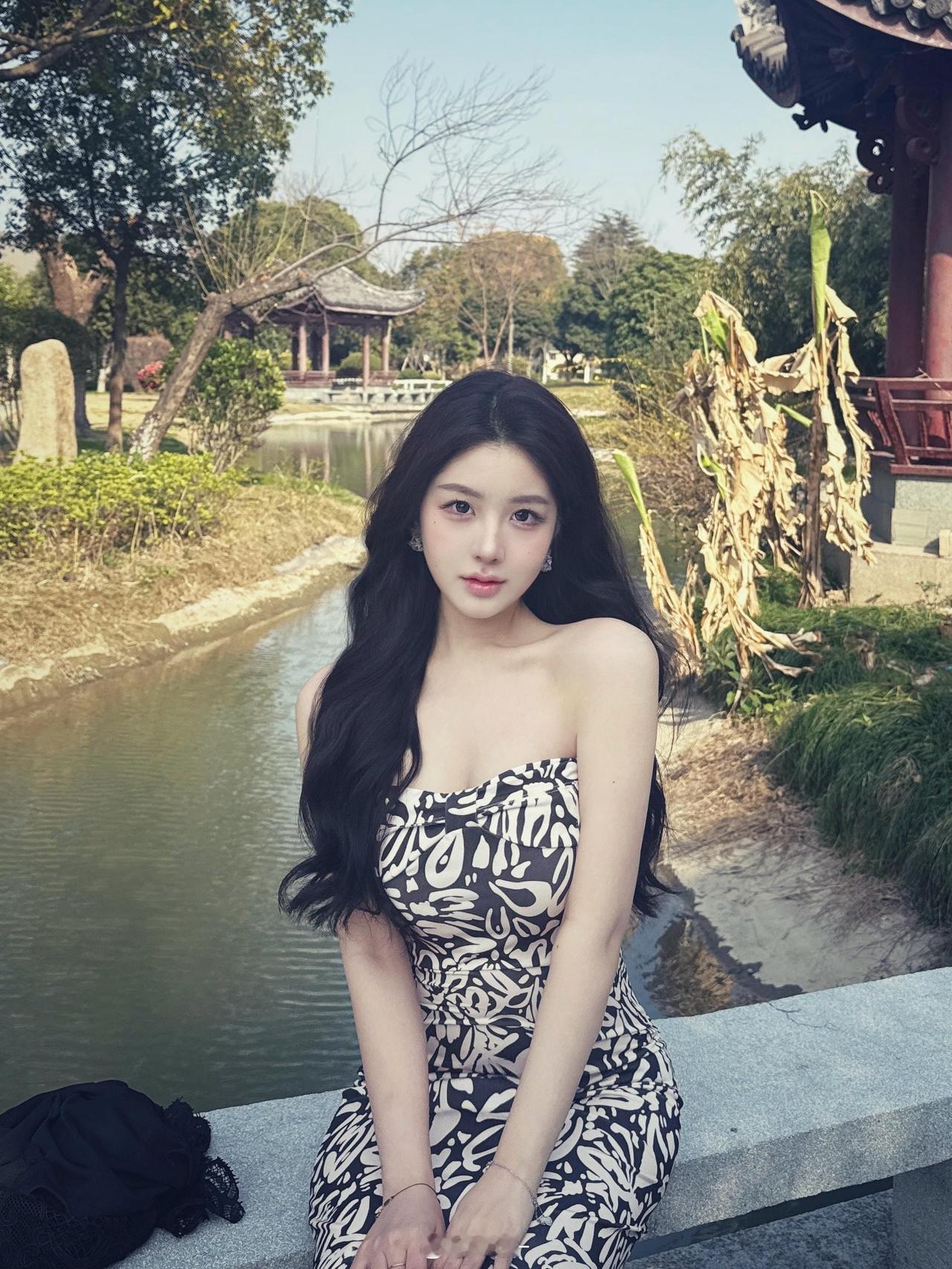 美女？就是那种走在街上都能引起围观，让人忍不住多看几眼的人。