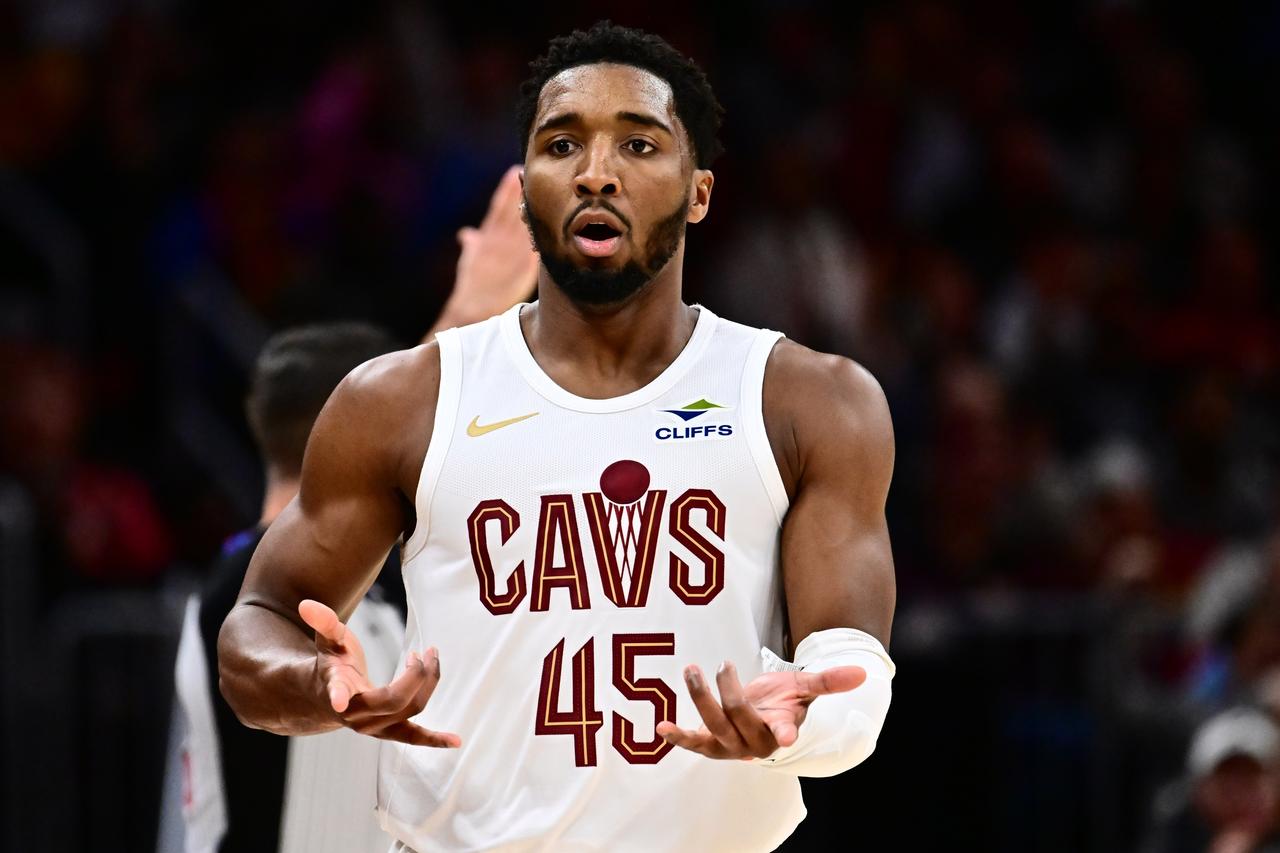 NBA记者蒂姆·麦克马洪建议，火箭队应该在休赛期抓紧时间去追逐骑士队的米切尔，一