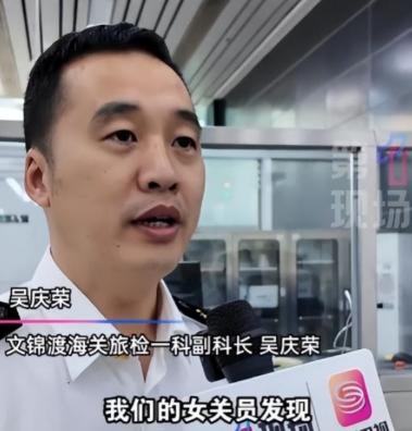 反华势力入侵？我国海关截查两名女子，掀开裙子一看，好家伙，大腿上密密麻麻缠满了活