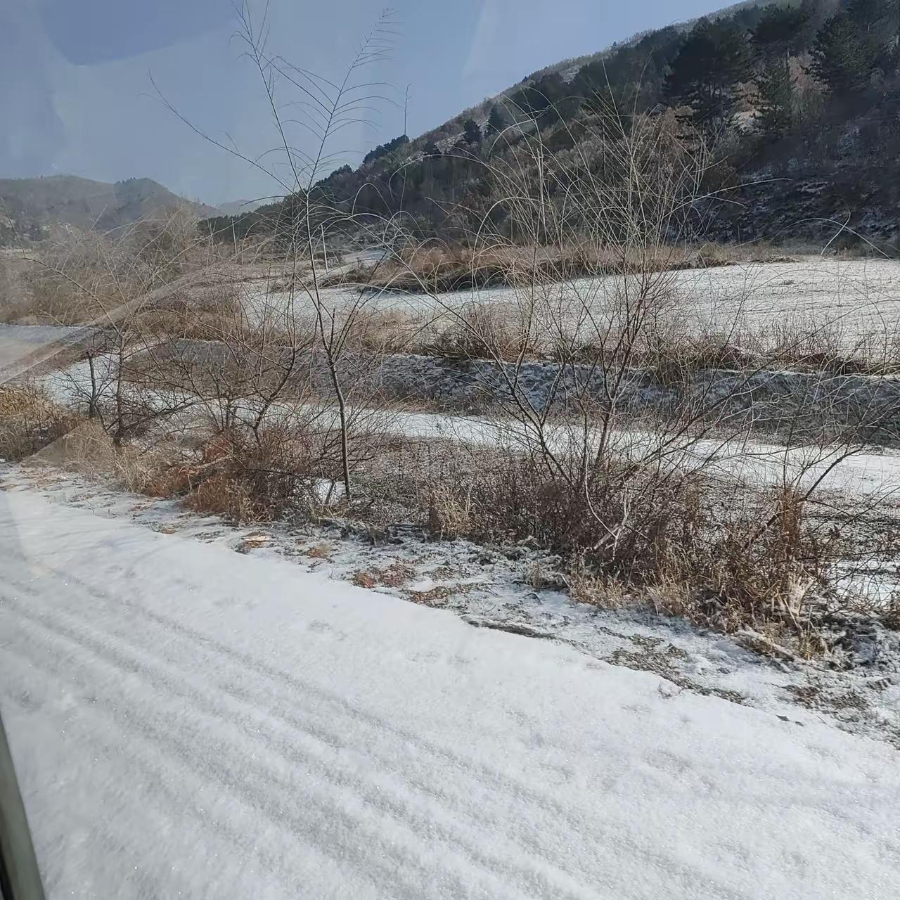 那晚的土炕特别凉

他和去世的父亲并排躺着，像小时候一样。

外人看来这需要胆量