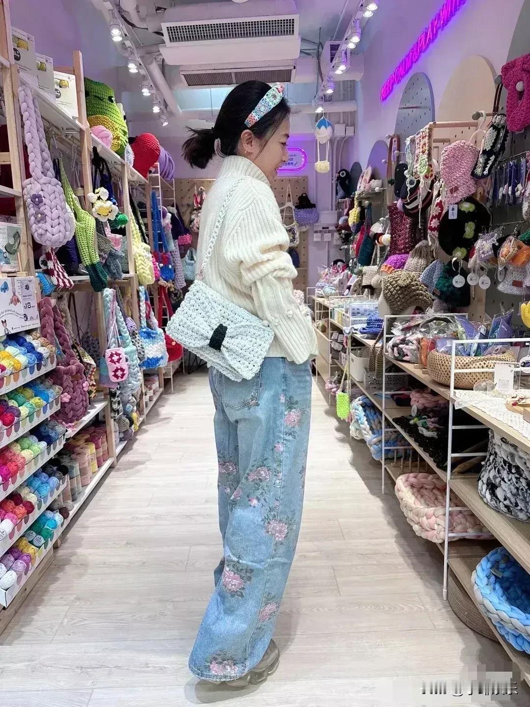 千亿富婆甘比喜欢背毛线包包外出，看来是个节约的好媳妇。在生活中她喜欢休闲装扮，怎