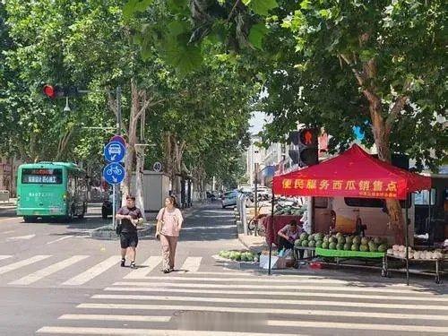 郑州市公布153处西瓜临时销售点 郑州市公布153处西瓜临时销售点，其中主城八区