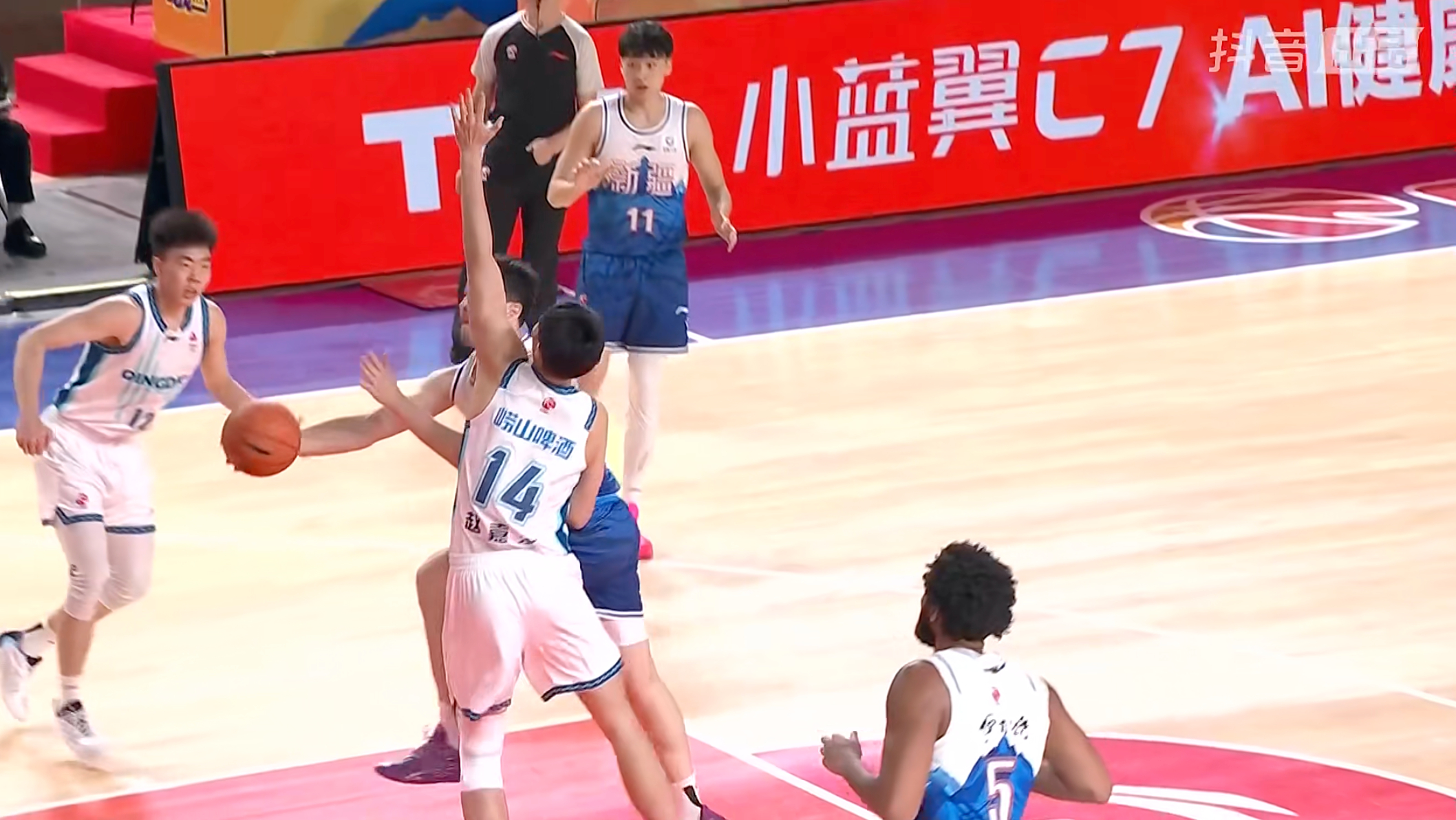 阿不都沙拉木满场飞奔，今夕是何年！？新疆男篮vs青岛男篮