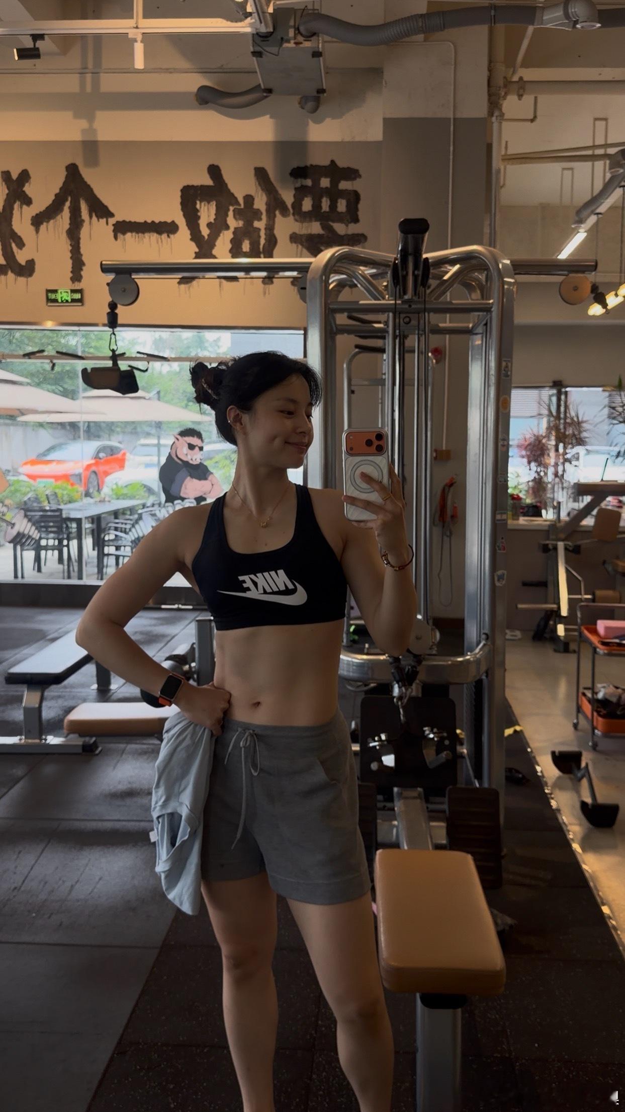 吃了一大半压不住的腹肌了哈哈哈哈 明天嘴角就要掉下来了 ​​​