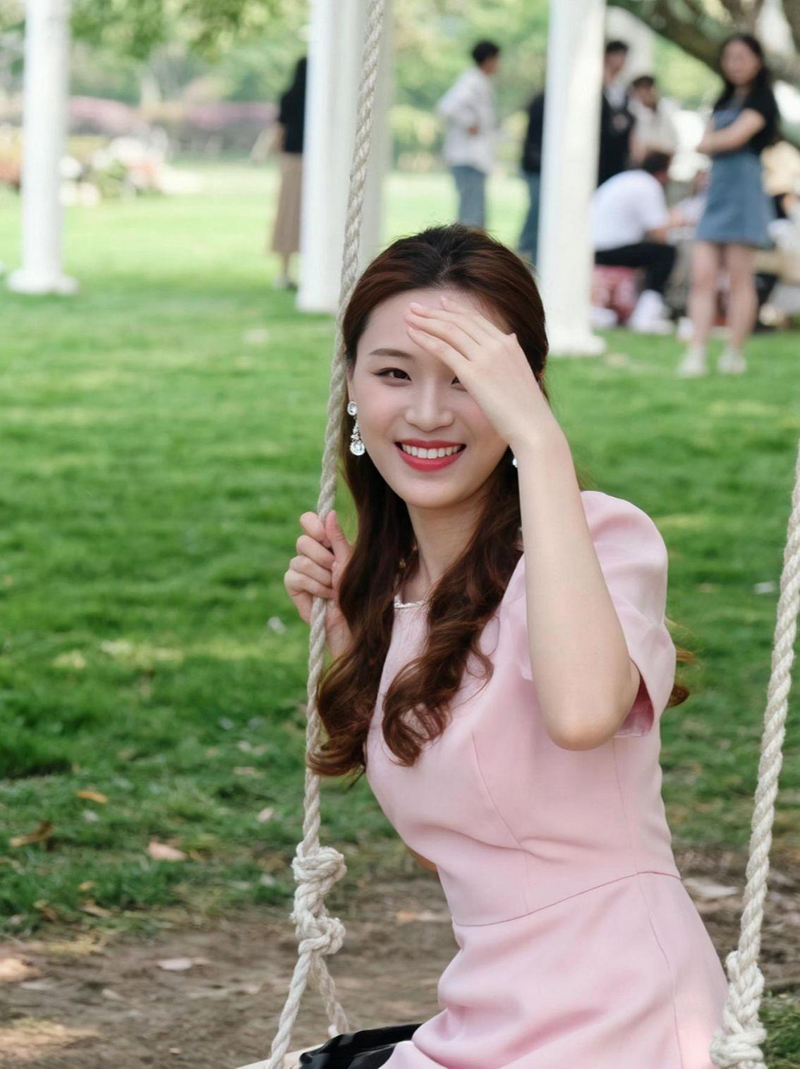 阳光洒在绿意盎然的草地上，微风轻拂，仿佛时间都慢了下来。秋千轻轻晃动，像是在诉说