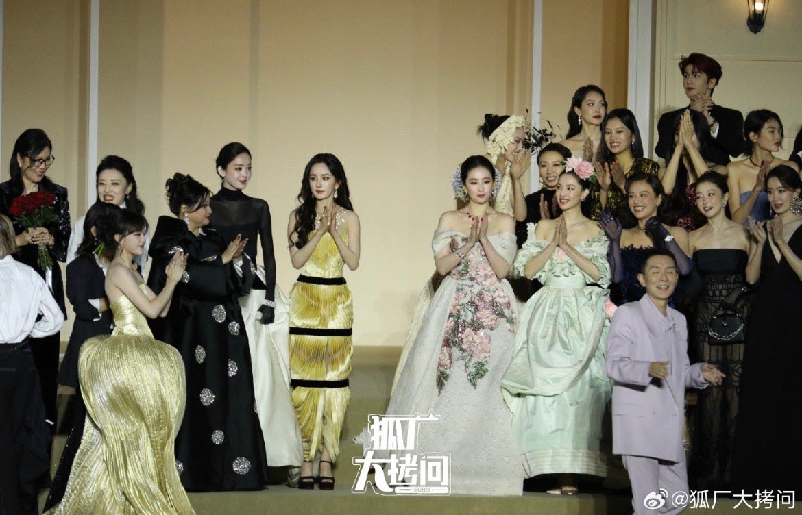 VOGUE大合影 杨幂今天VOGUE开场，女王范儿气场全开拿捏全场！大合影一眼就