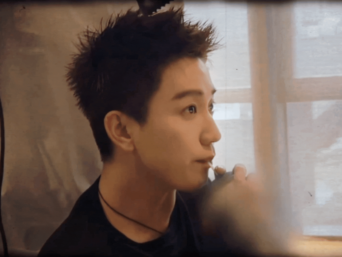 王子奇在桃花坞有打戏反复回看这段打戏，王子奇动作干脆、情绪到位。即兴演绎却有着专