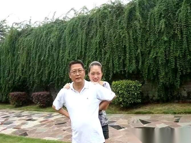 讲真，现在买水果，我专挑长得丑的。
就像我刚买的这几个苹果，15块钱7个，个个都