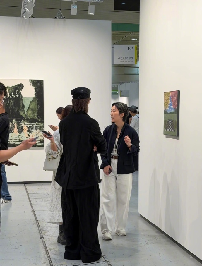 徐明浩被偶遇逛画展徐明浩一身黑逛艺术展 线下意外捕捉，徐明浩一身黑逛画展，安静驻