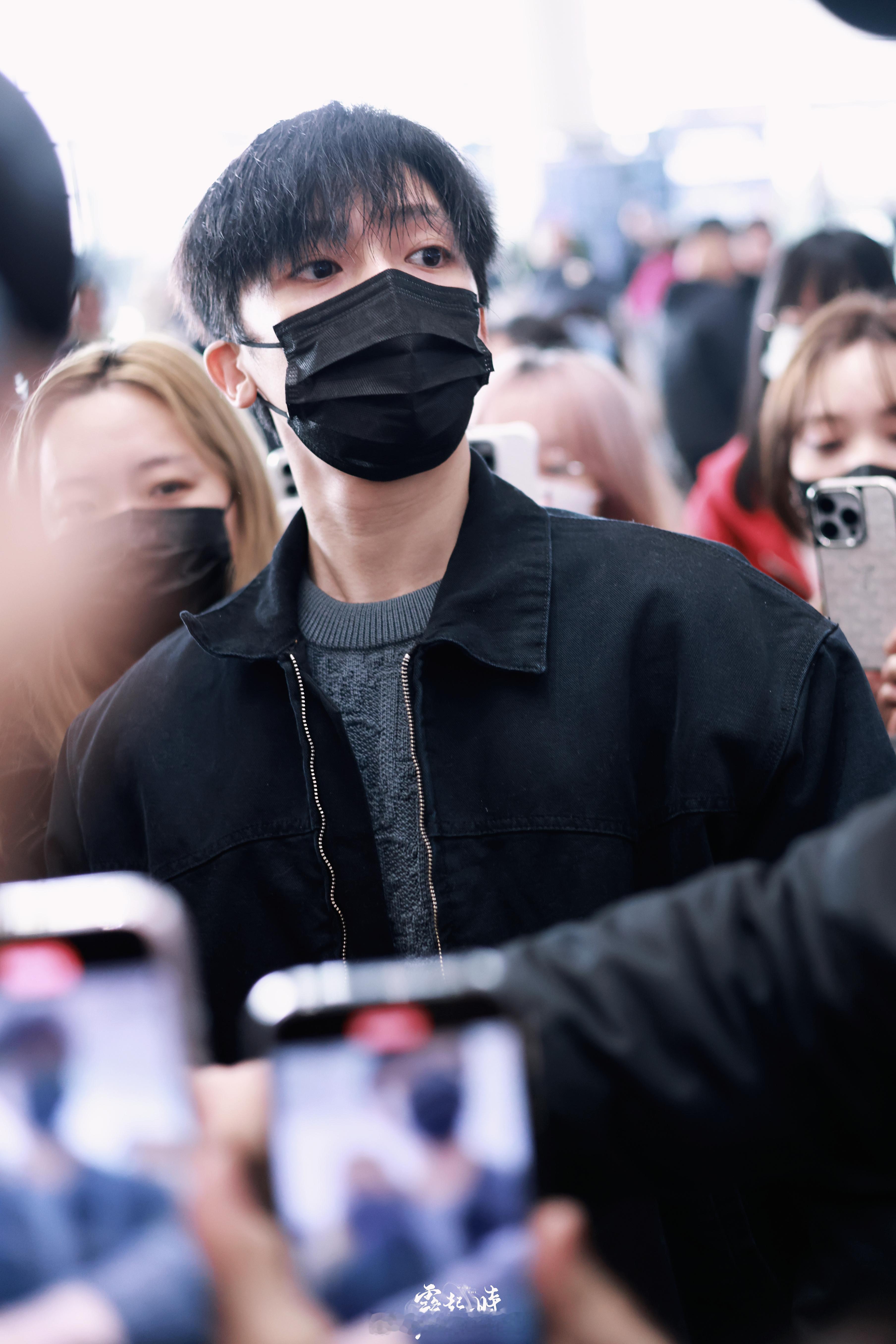 侯明昊北京出发路透，黑发顺毛好好看呀！[求关注] ​​​