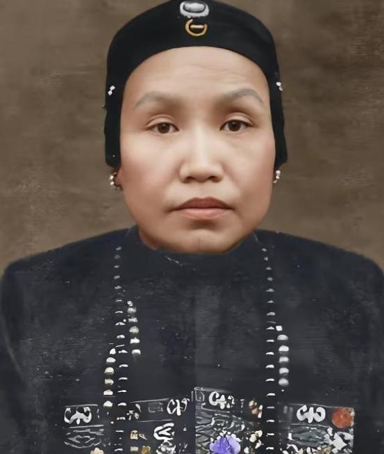 曾国藩新婚，洞房花烛夜，曾国藩掀开新娘的红盖头，发现新娘不是王家小姐，而是恩师欧