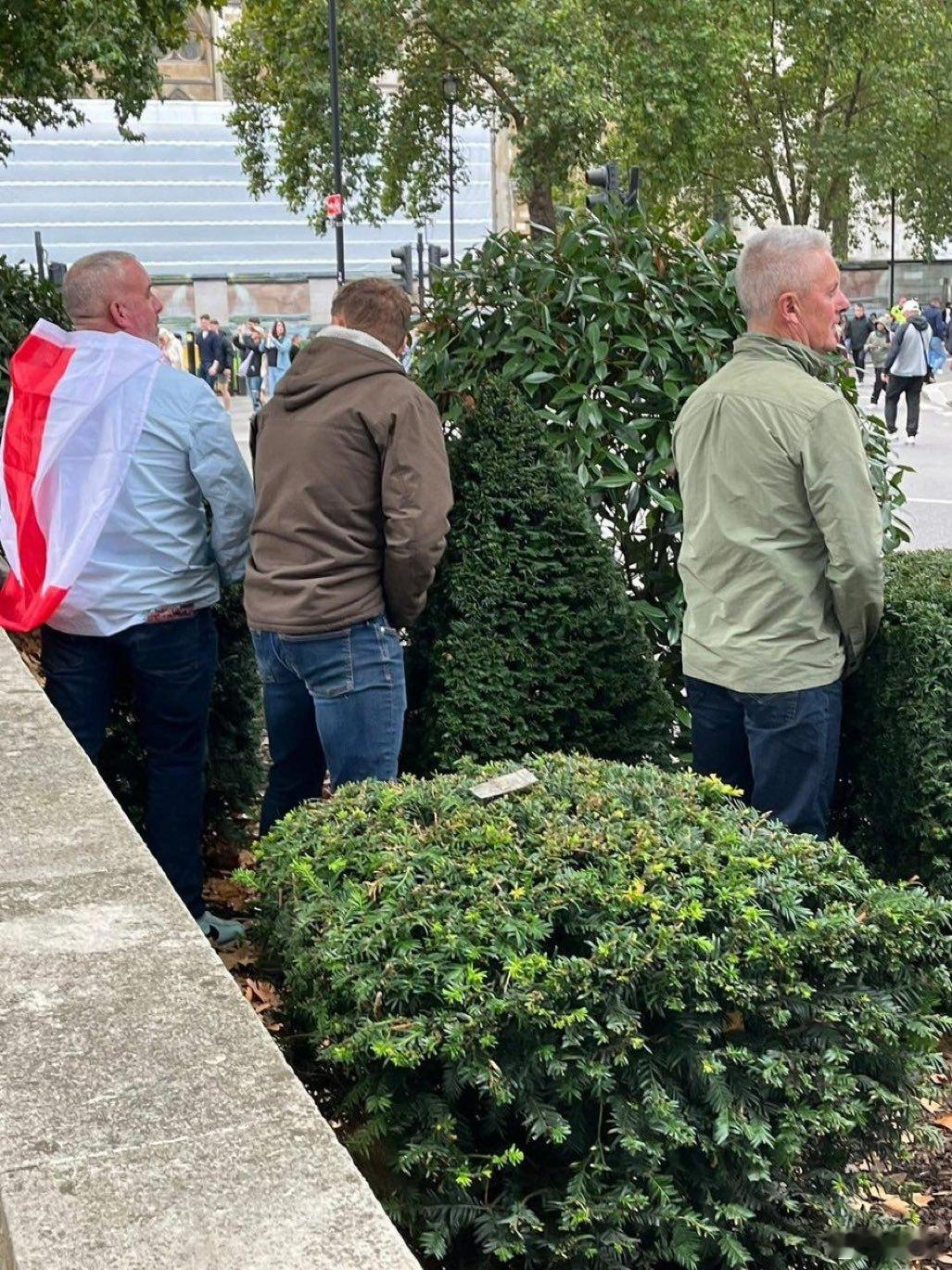 英国白人游行指责移民带来了肮脏和混乱，与此同时参加“反移民爱国运动”游行的英国白